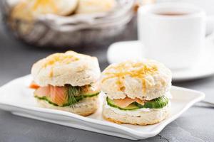 galletas caseras con queso crema y salmón ahumado foto