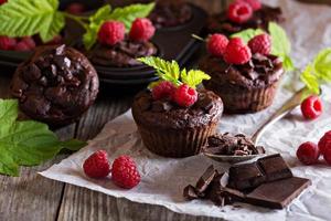 muffins de chocolate y yogur con frambuesas foto
