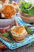 mini quiche con hojaldre foto