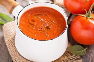 sopa de tomate recién hecha en una cacerola