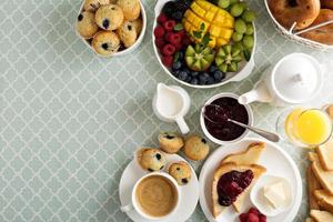 mesa de desayuno continental fresca y luminosa foto