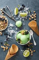 helado verde refrescante de lima y pistacho foto