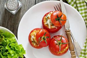 tomates rellenos con queso y pan rallado foto