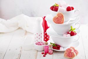 galletas de azúcar del día de san valentín en tazas apiladas foto