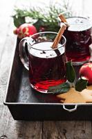 vino caliente con canela y anís estrellado foto