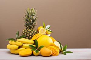 frutas tropicales en la mesa foto