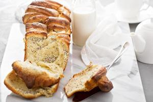 pan dulce separado de levadura con queso crema foto