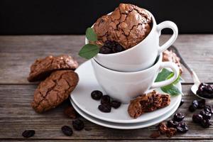 galletas de chocolate apiladas en tazas de café