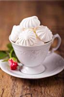 el merengue besa las galletas en una taza blanca foto