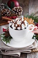 chocolate caliente navideño con adornos foto