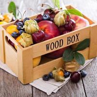 frutas frescas en una caja de madera foto