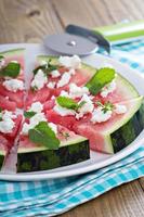 pizza de sandía con queso feta y hierbas foto