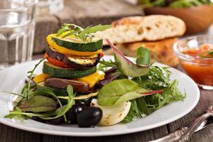 verduras asadas apiladas en un plato foto