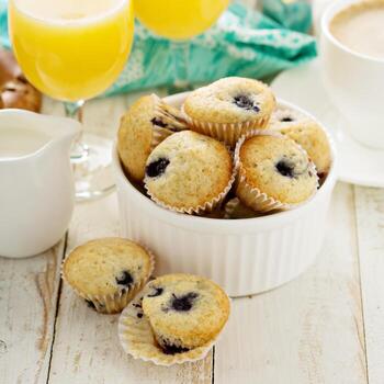 mesa de desayuno continental fresca y luminosa foto