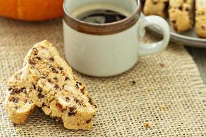 biscotti de calabaza, nueces y chocolate con café foto