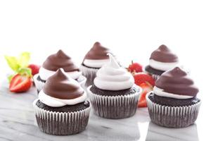 Chocolate meringue cupcakes with strawberries photo