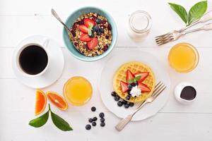 gofres de desayuno con bayas frescas foto