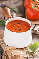 sopa de tomate recién hecha en una cacerola