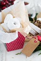 regalos de comida donuts y navidad stollen con té foto