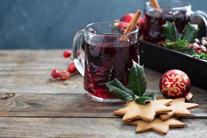vino caliente con canela y anís estrellado foto