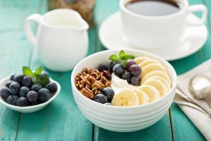 bol de granola con yogur y plátano foto