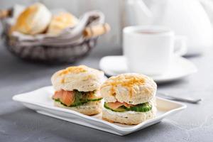 galletas caseras con queso crema y salmón ahumado foto