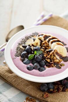 Tazón de batido de arándanos con plátano y semillas de chía foto