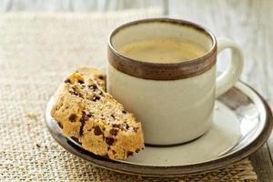 biscotti de calabaza, nueces y chocolate con café foto