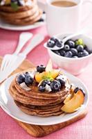 panqueques de harina de coco y canela con frutas frescas foto