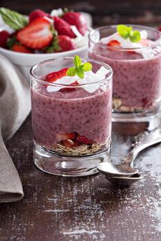 budín de chía de fresa en vasos foto