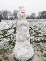 muñeco de nieve en un parque de invierno frío foto