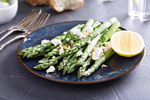 ensalada tibia con espárragos, queso feta y limón foto