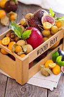 frutas exóticas en una caja foto