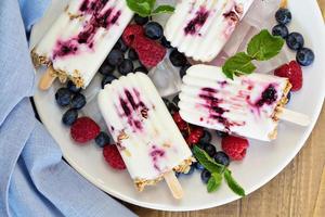 Frozen yogurt popsicles with oats and jam photo