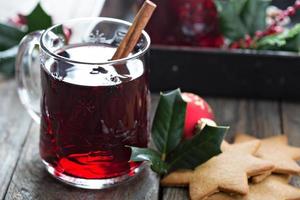 vino caliente con canela y anís estrellado foto