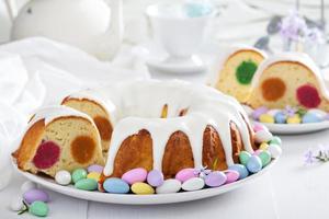 pastel de pascua con relleno colorido y glaseado foto