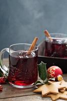 vino caliente con canela y anís estrellado foto