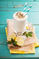 batido de limon con merengue encima foto