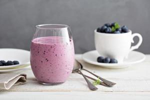 batido de plátano y arándanos en un vaso foto