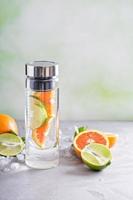 agua infusionada con naranja y lima foto