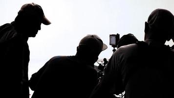 Grabación de comerciales de televisión y cámara de cine y camarógrafo en un gran estudio. foto