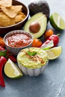 ingredientes de la cocina mexicana y guacamole foto