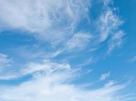nubes translúcidas borrosas en el cielo azul. foto
