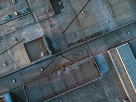 vista de arriba hacia abajo del techo plano del edificio industrial. foto