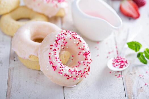 donas al horno con glaseado rosa foto