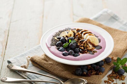 Tazón de batido de arándanos con plátano y semillas de chía foto