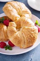 croissants recién horneados para el desayuno foto