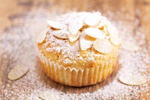 muffins de almendras recién horneados, espolvoreados con azúcar glas foto