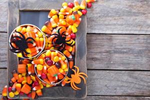 dulces de halloween en latas pequeñas foto