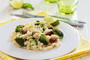 pasta con brócoli y tomates secos foto